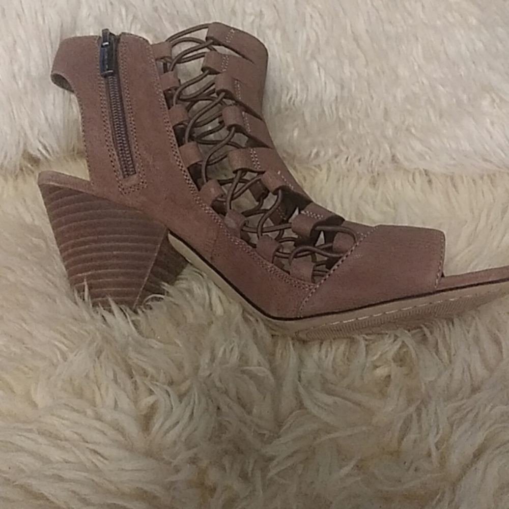 Vince Camuto leather sandals as 10 NWT - Picture 2 of 5